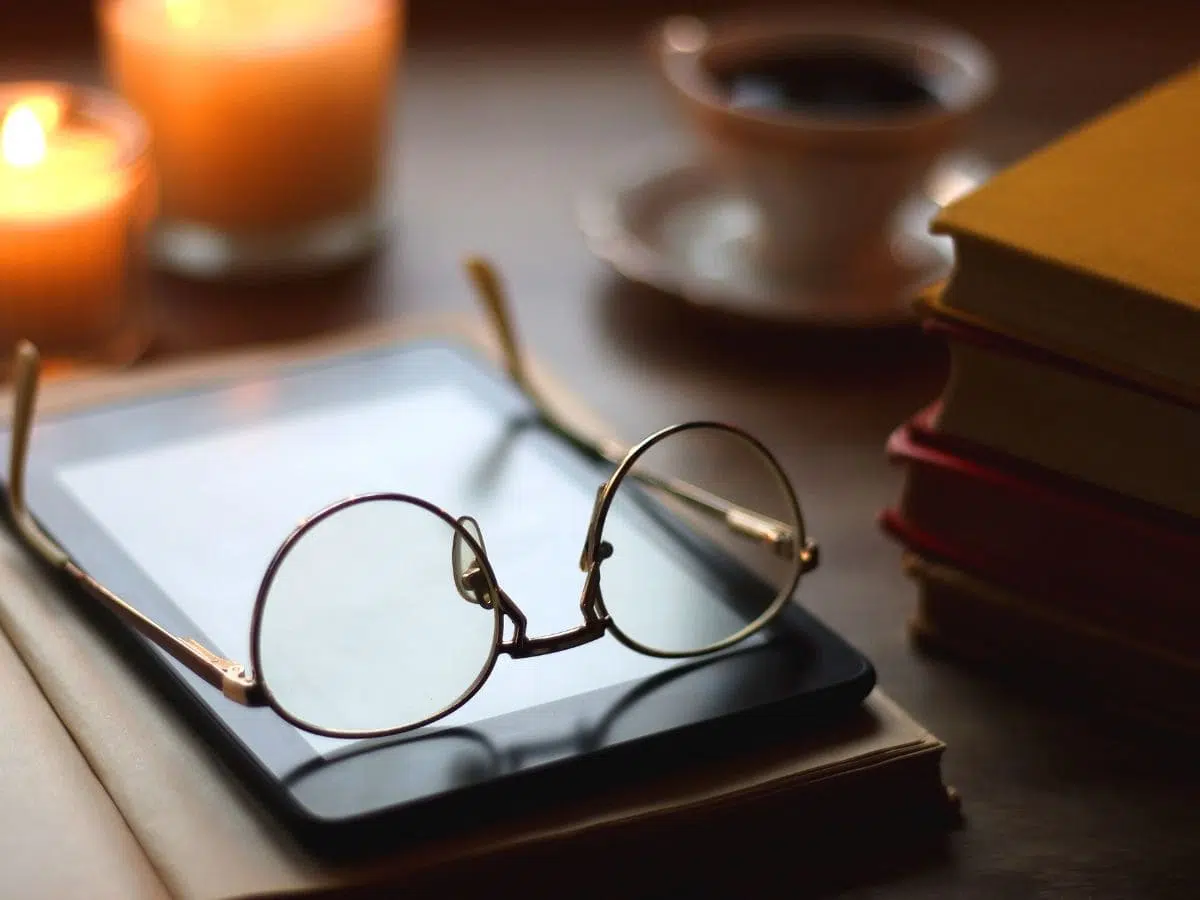 Livro Físico ou Digital: Como Escolher o Formato Ideal para Você